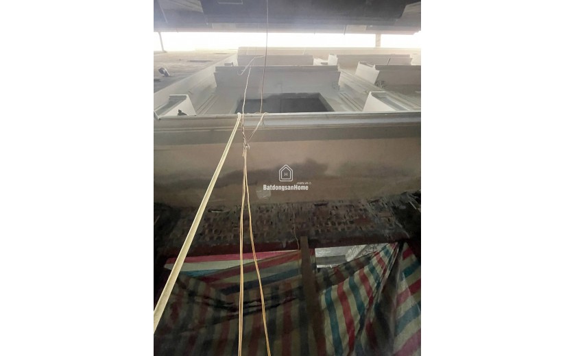 VỊ TRÍ ĐẸP, NHÀ CÁCH ĐƯỜNG Ô TÔ CHỈ MẤY BƯỚC CHÂN, GẦN CHỢ, GẦN NHIỀU TRƯỜNG HỌC CÁC CẤP, GIAO THÔNG THUẬN LỢI, TIỆN ÍCH KHÔNG THIẾU THỨ GÌ